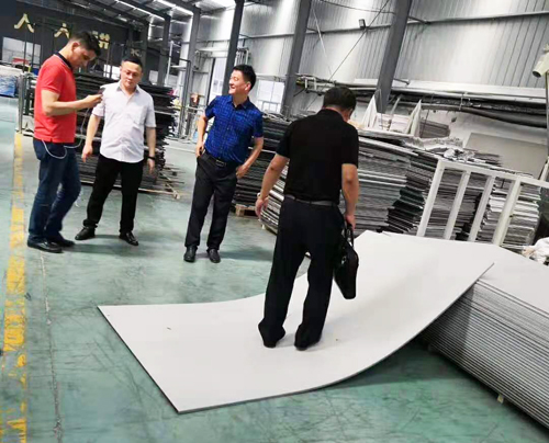 Warmly welcome plastic formwork distributor from Turkmenistan visit our factory