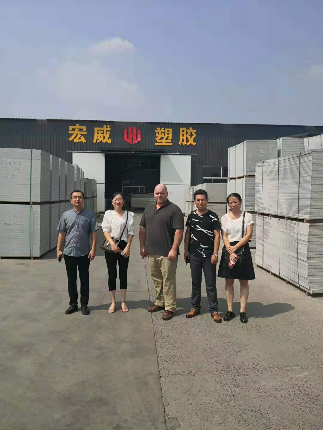 Warmly welcome pp hollow plastic construction formwork distributor from Australia visits our factory.