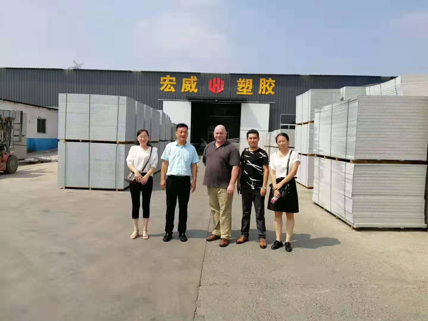 Warmly welcome pp hollow plastic construction formwork distributor from Australia visits our factory.